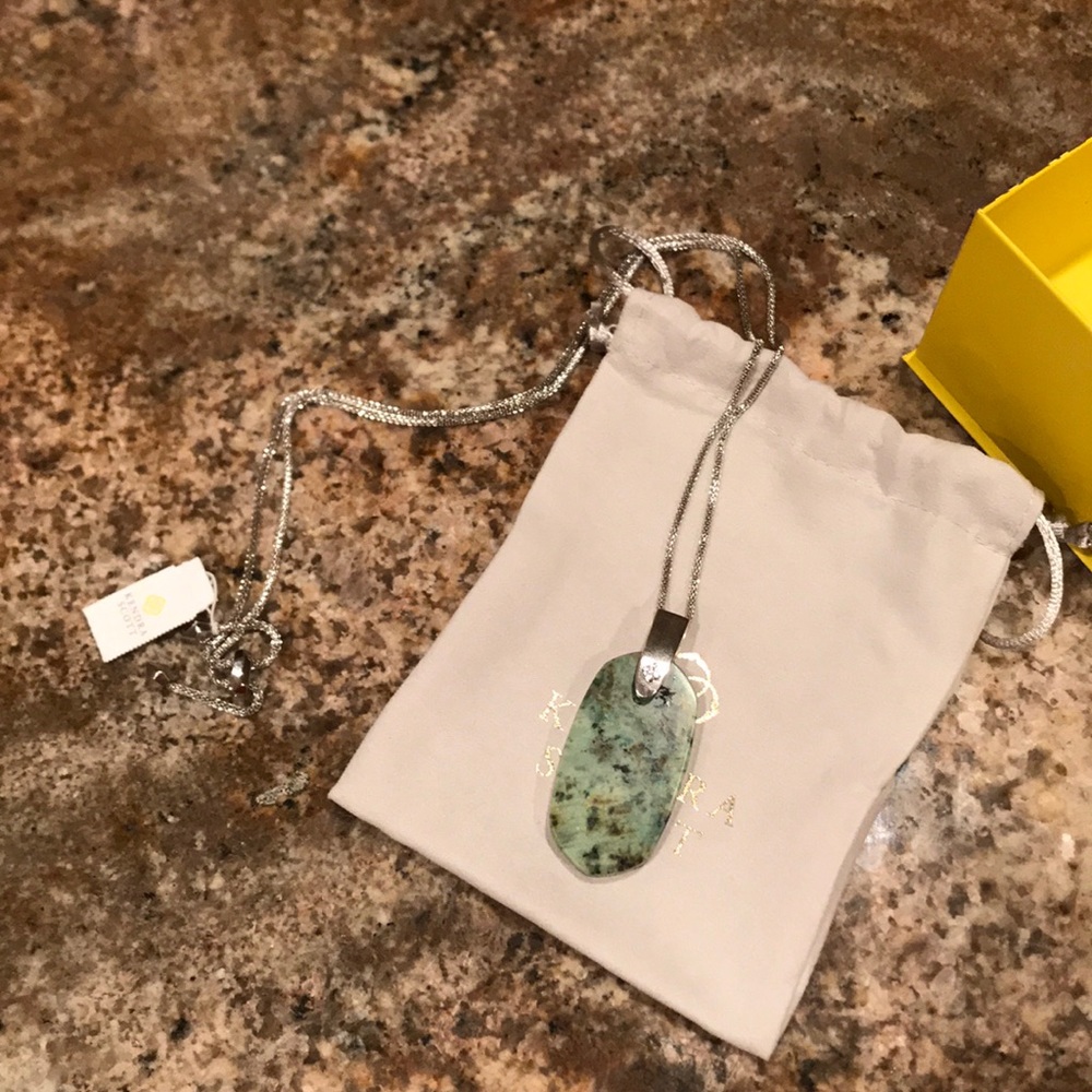 Kendra Scott necklace